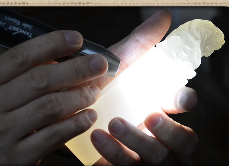 照玉強光手電筒不只可以鑒定琥珀，還可以鑒別各種的玉石、原石