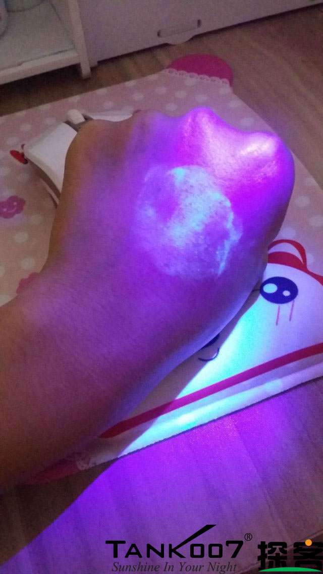 客戶買了紫光手電驗熒光劑，先拿面膜大姨媽巾開刀 