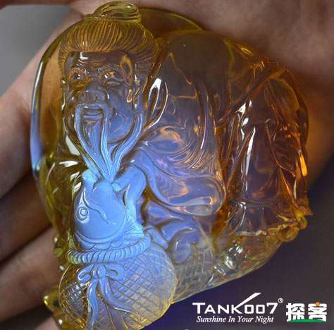 網(wǎng)上用紫光手電鑒定琥珀的帖子這么多，哪個是真假？