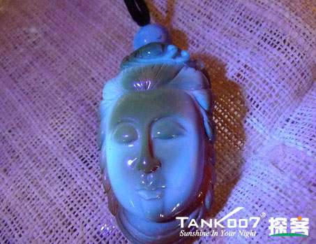 網(wǎng)上用紫光手電鑒定琥珀的帖子這么多，哪個是真假？