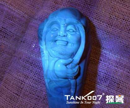 網(wǎng)上用紫光手電鑒定琥珀的帖子這么多，哪個是真假？